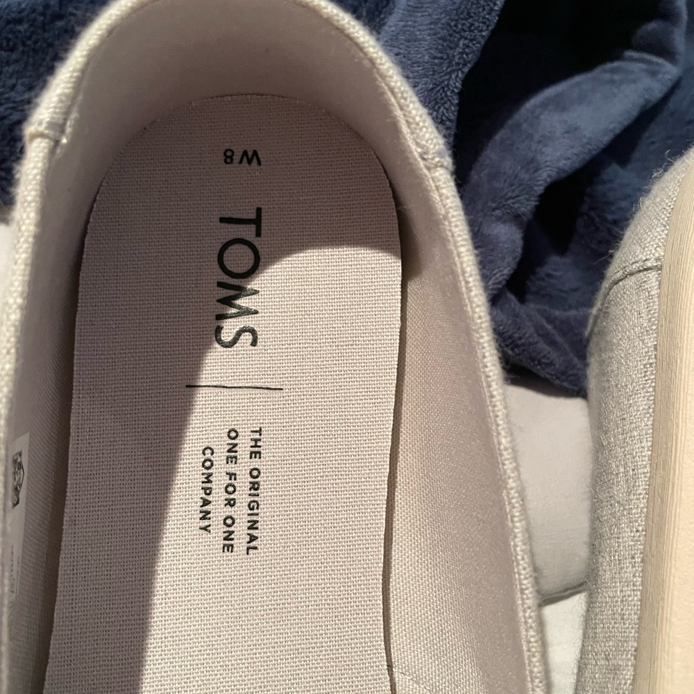 New, no tags size 8 light gray Toms.